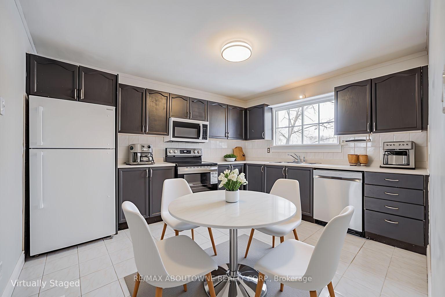 100 Oakdale Drive, Oakville, ON L6H 1J3