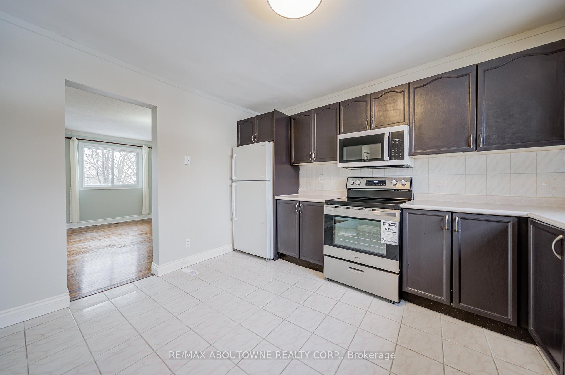 100 Oakdale Drive, Oakville, ON L6H 1J3