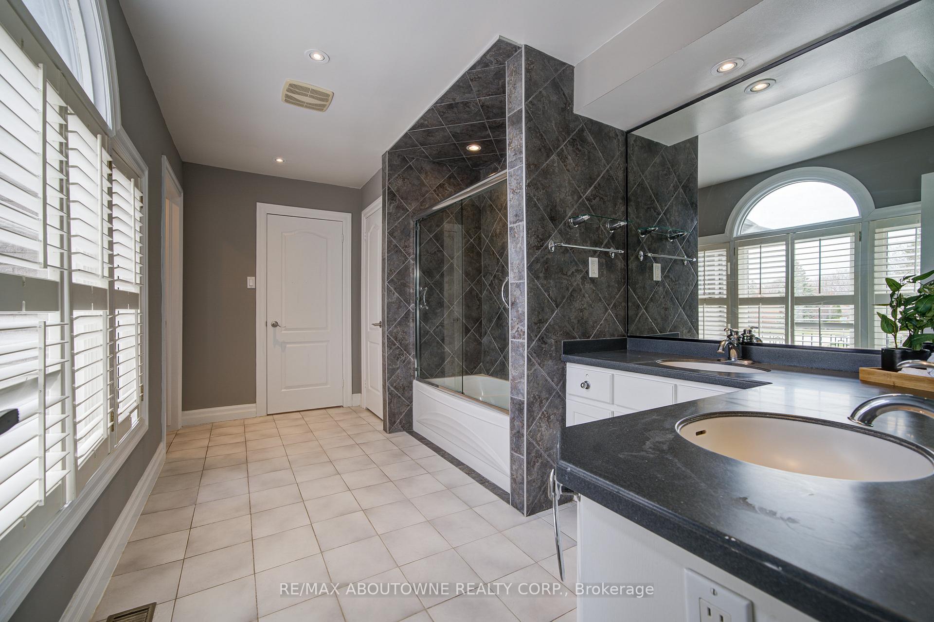 1328 King Henry Court