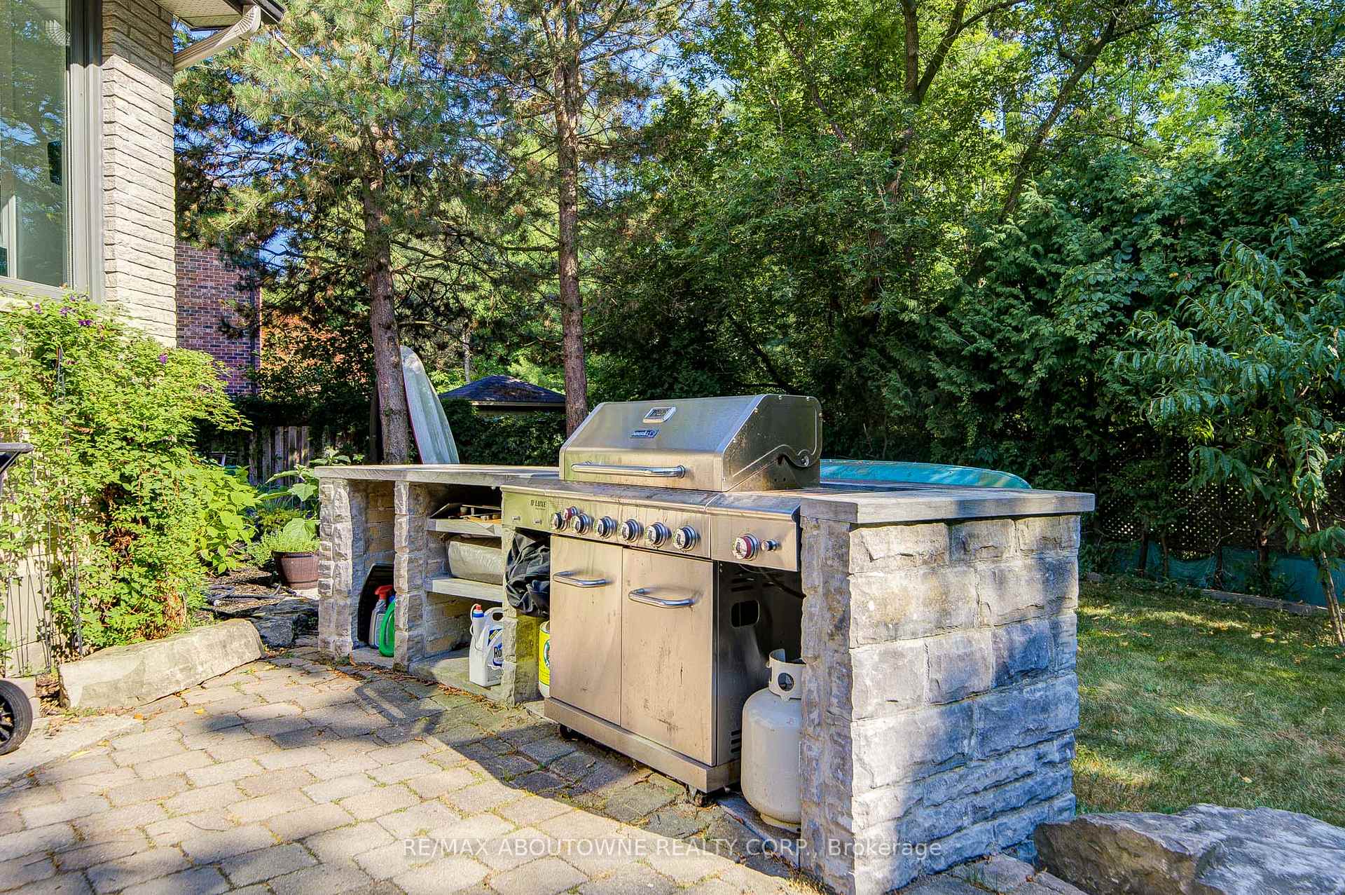 1328 King Henry Court