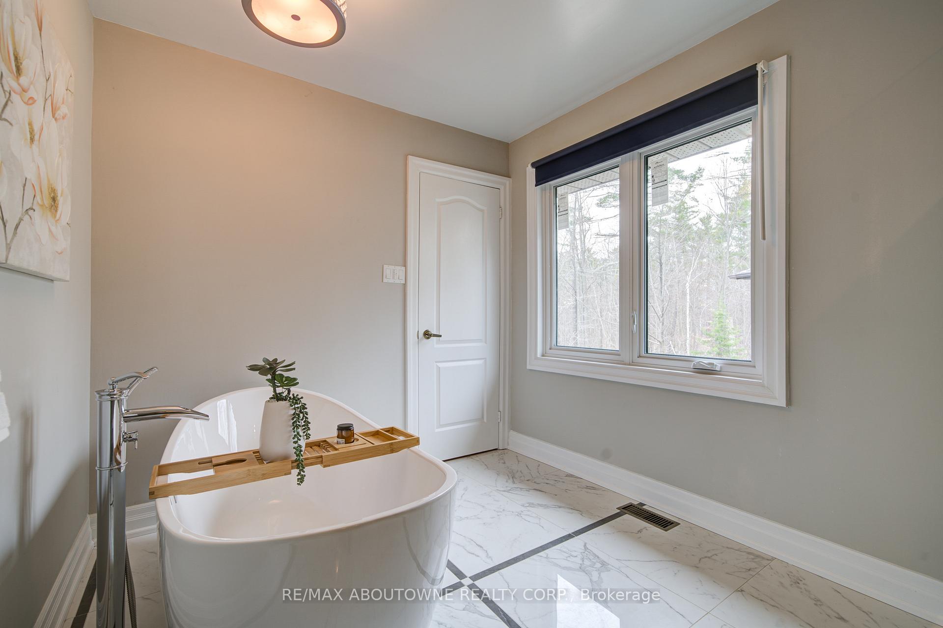 1328 King Henry Court