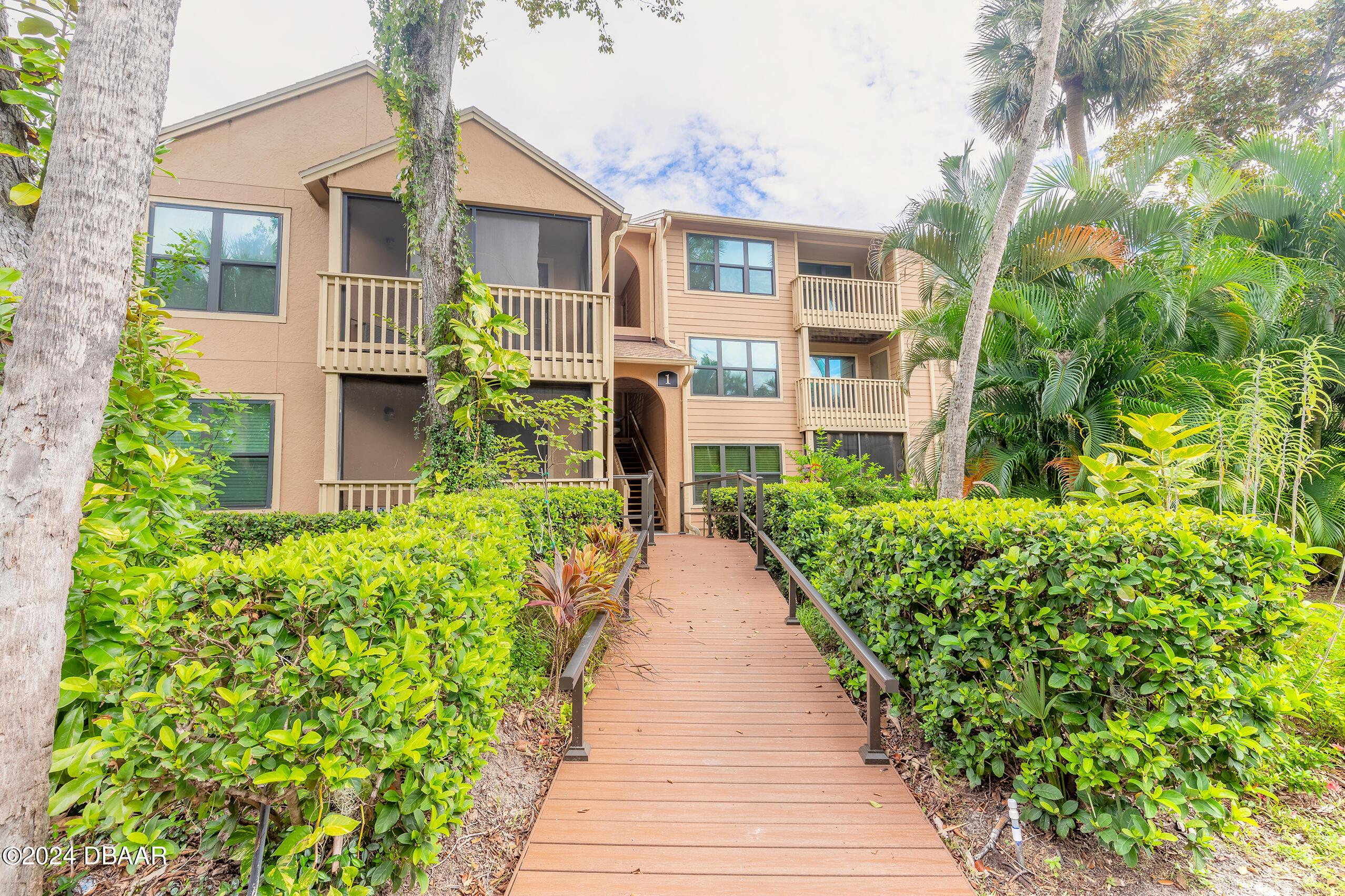 1401 S Palmetto Avenue, 200