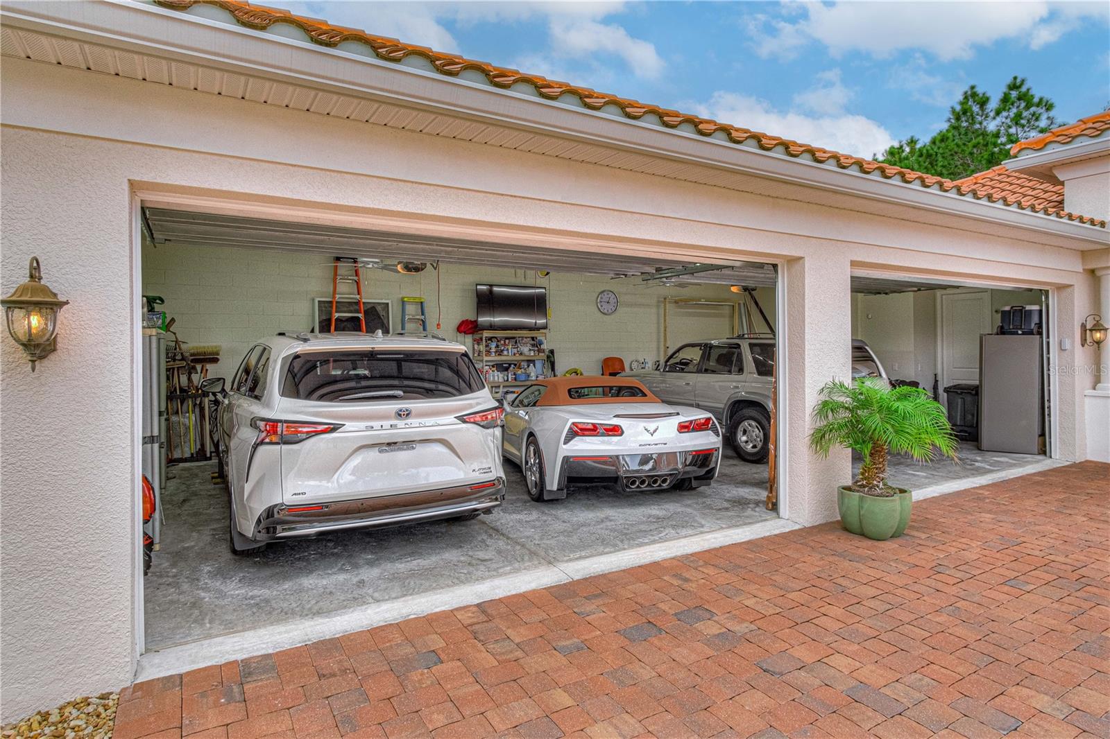 2916 W VENETIAN LAKE CIR