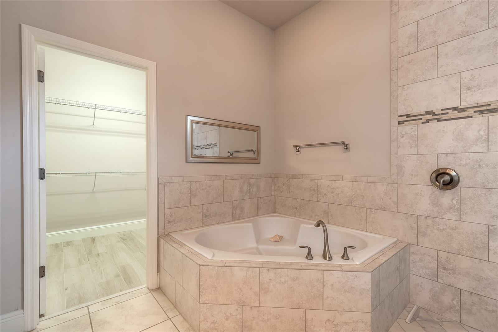 2811 S ASCIANO CT