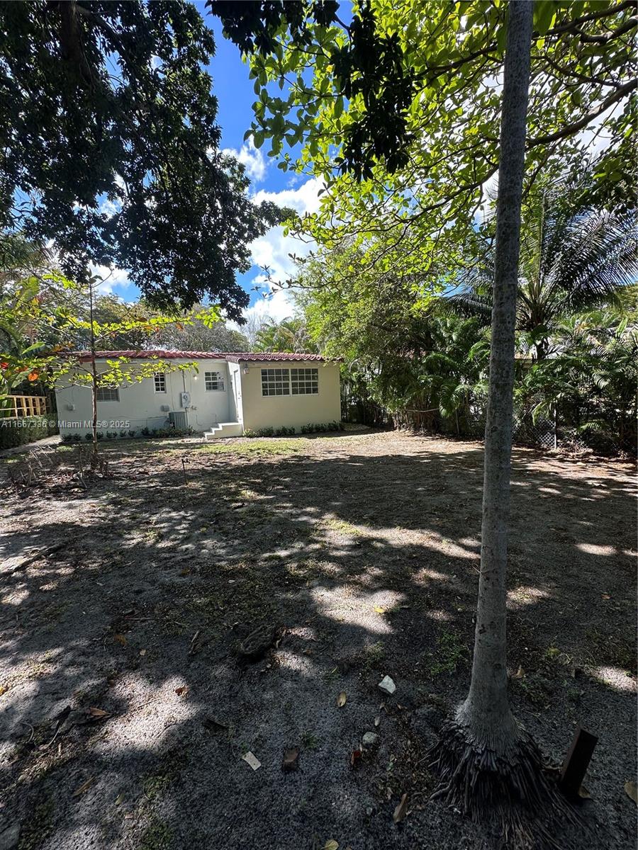 4725 NE Miami Ct