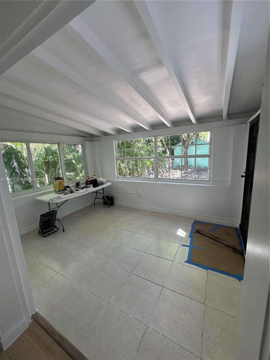 4725 NE Miami Ct