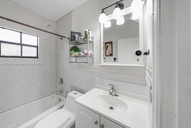 29 NE 44th St