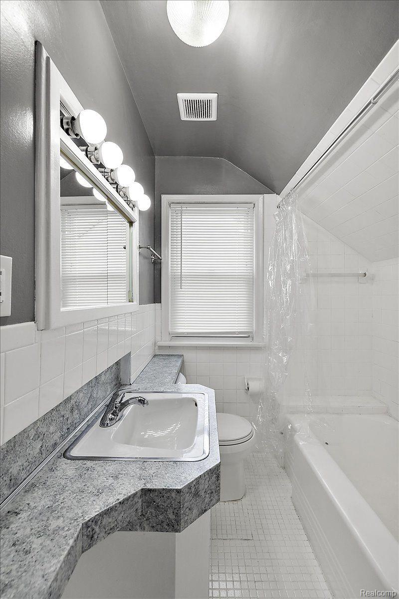 60 W Elmwood Avenue