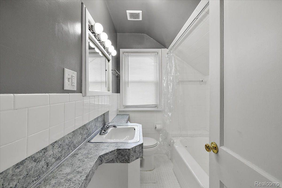 60 W Elmwood Avenue