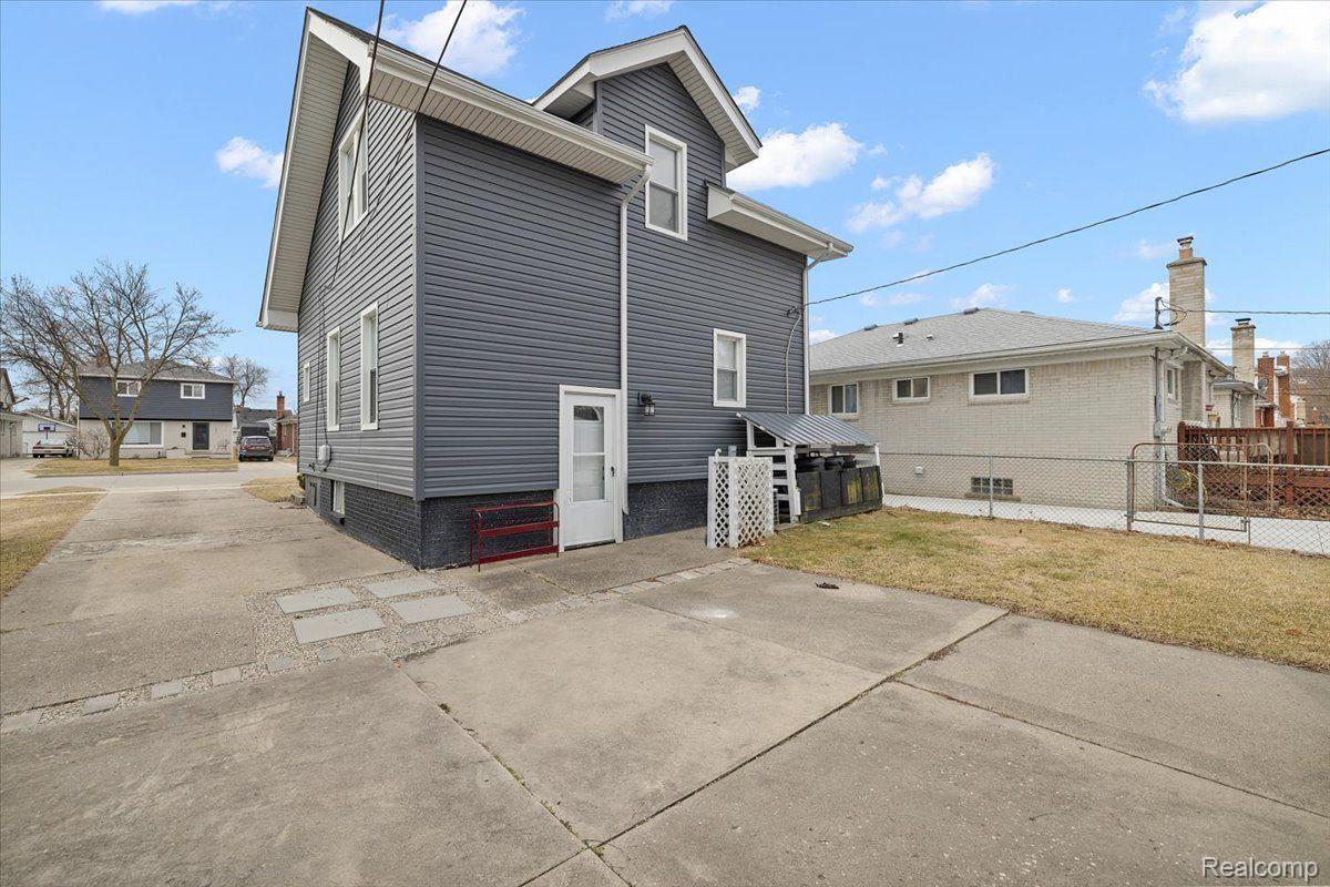 60 W Elmwood Avenue