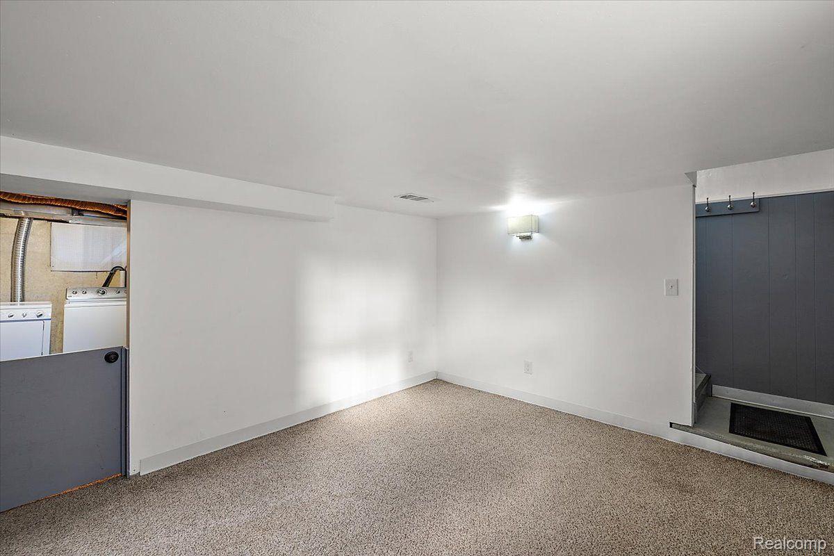 60 W Elmwood Avenue