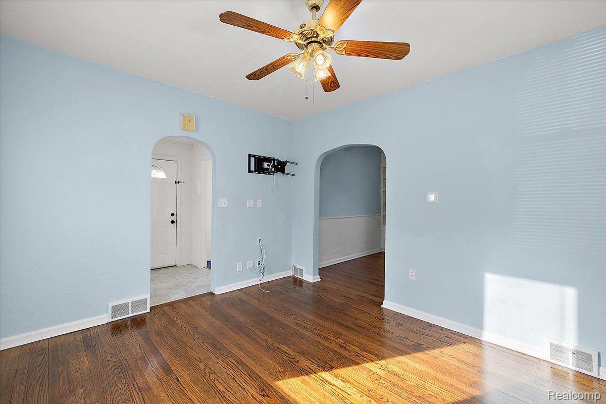 60 W Elmwood Avenue