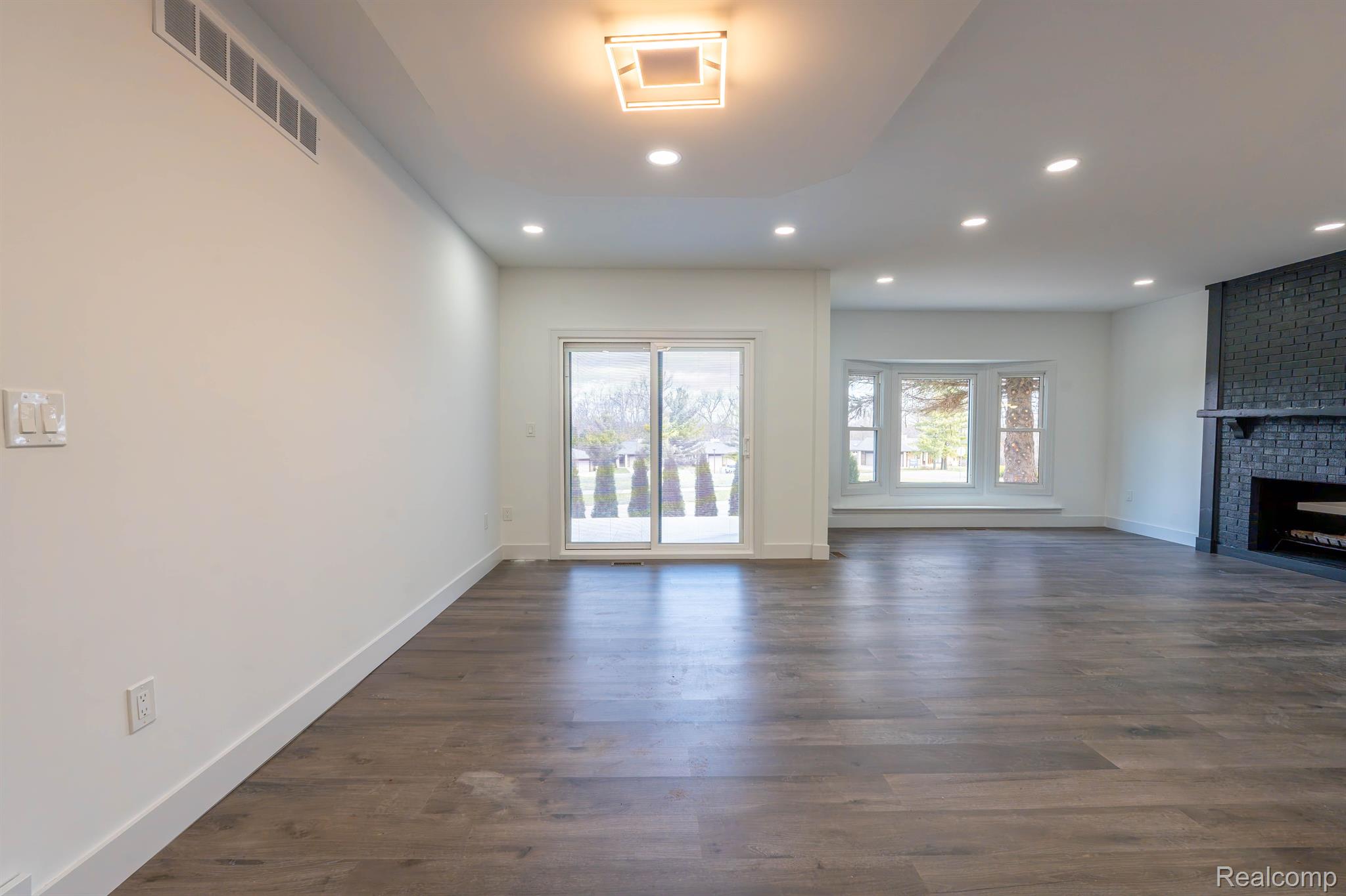 822 DAHLIA Lane