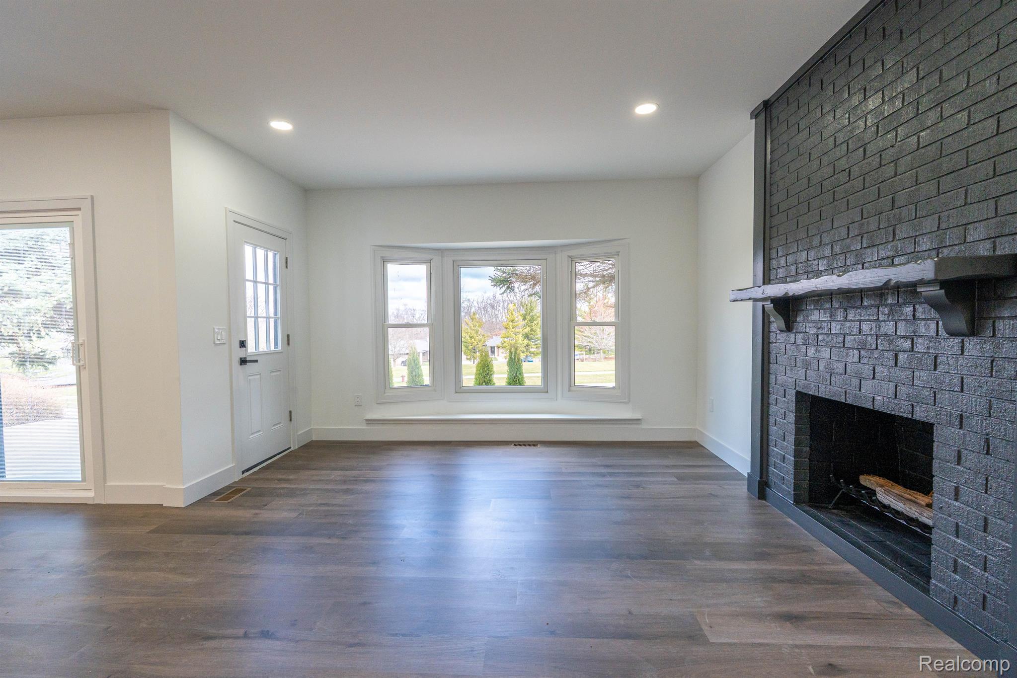 822 DAHLIA Lane