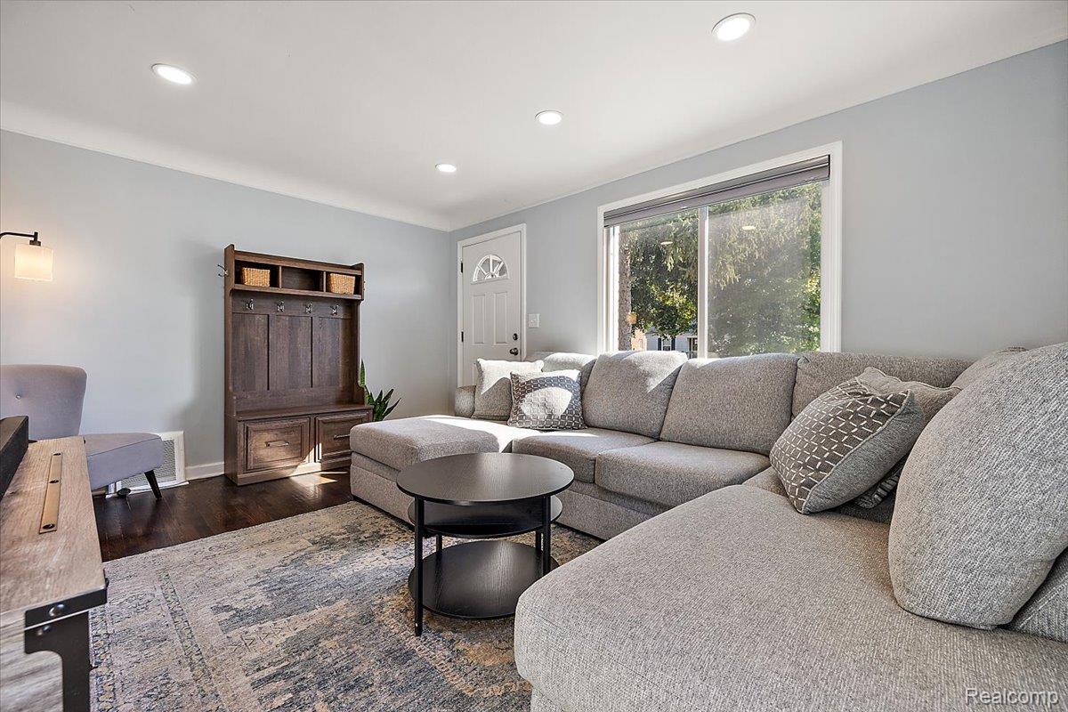 2907 N Altadena Avenue