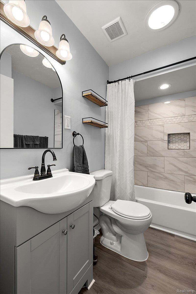 2907 N Altadena Avenue