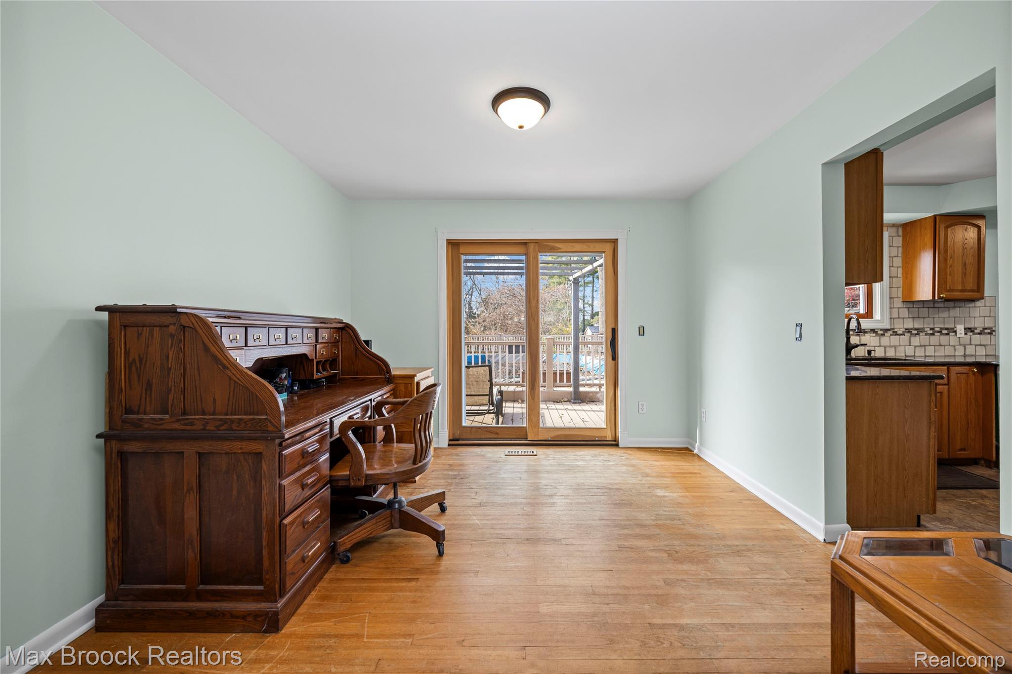 6335 Thorneycroft Drive