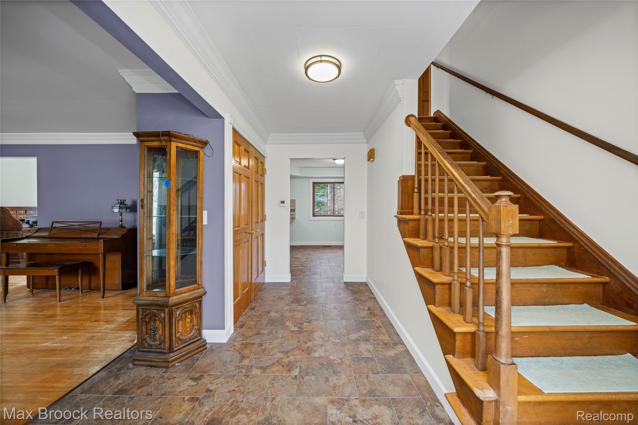 6335 Thorneycroft Drive