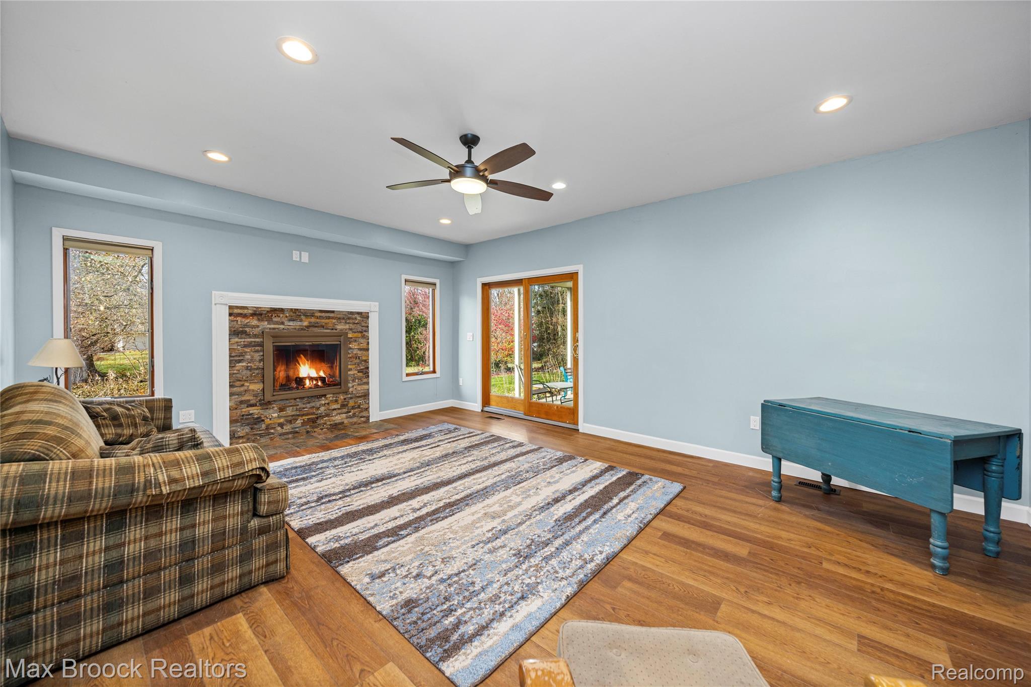 6335 Thorneycroft Drive