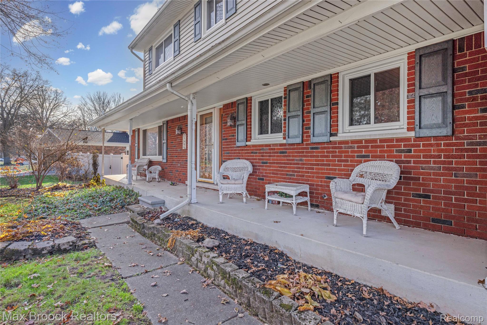 6335 Thorneycroft Drive
