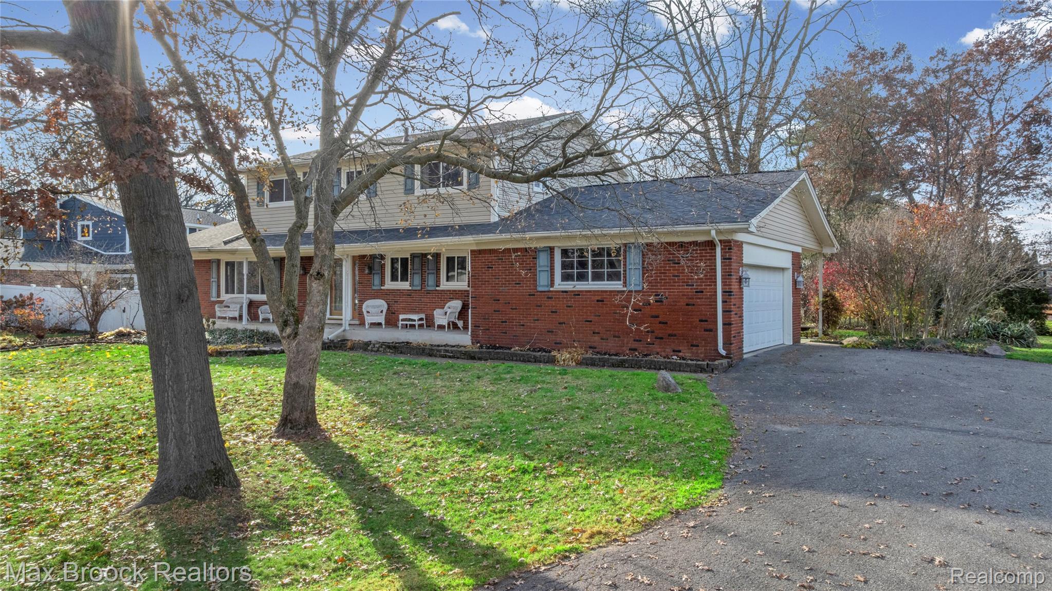 6335 Thorneycroft Drive