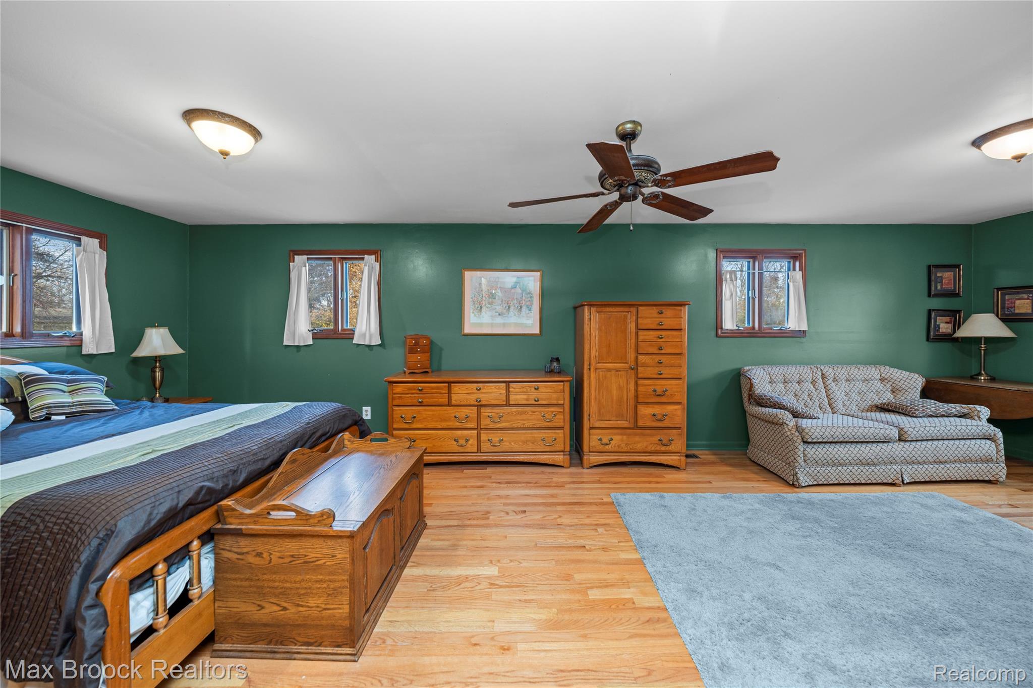 6335 Thorneycroft Drive
