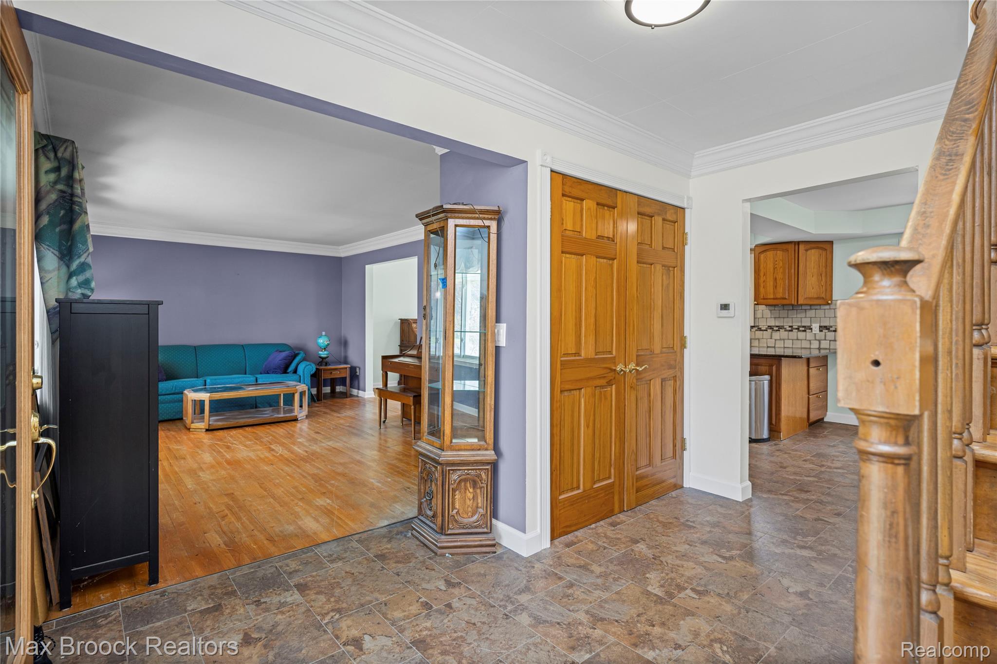 6335 Thorneycroft Drive