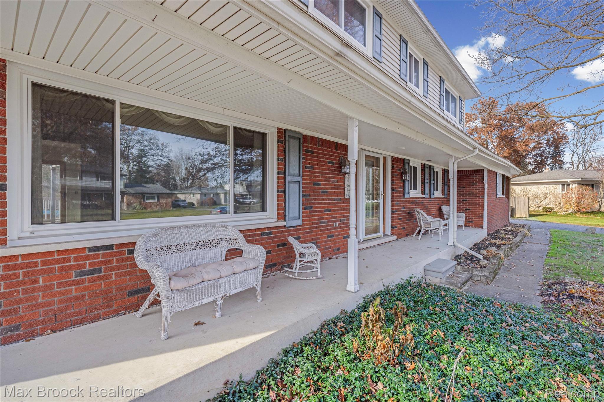 6335 Thorneycroft Drive