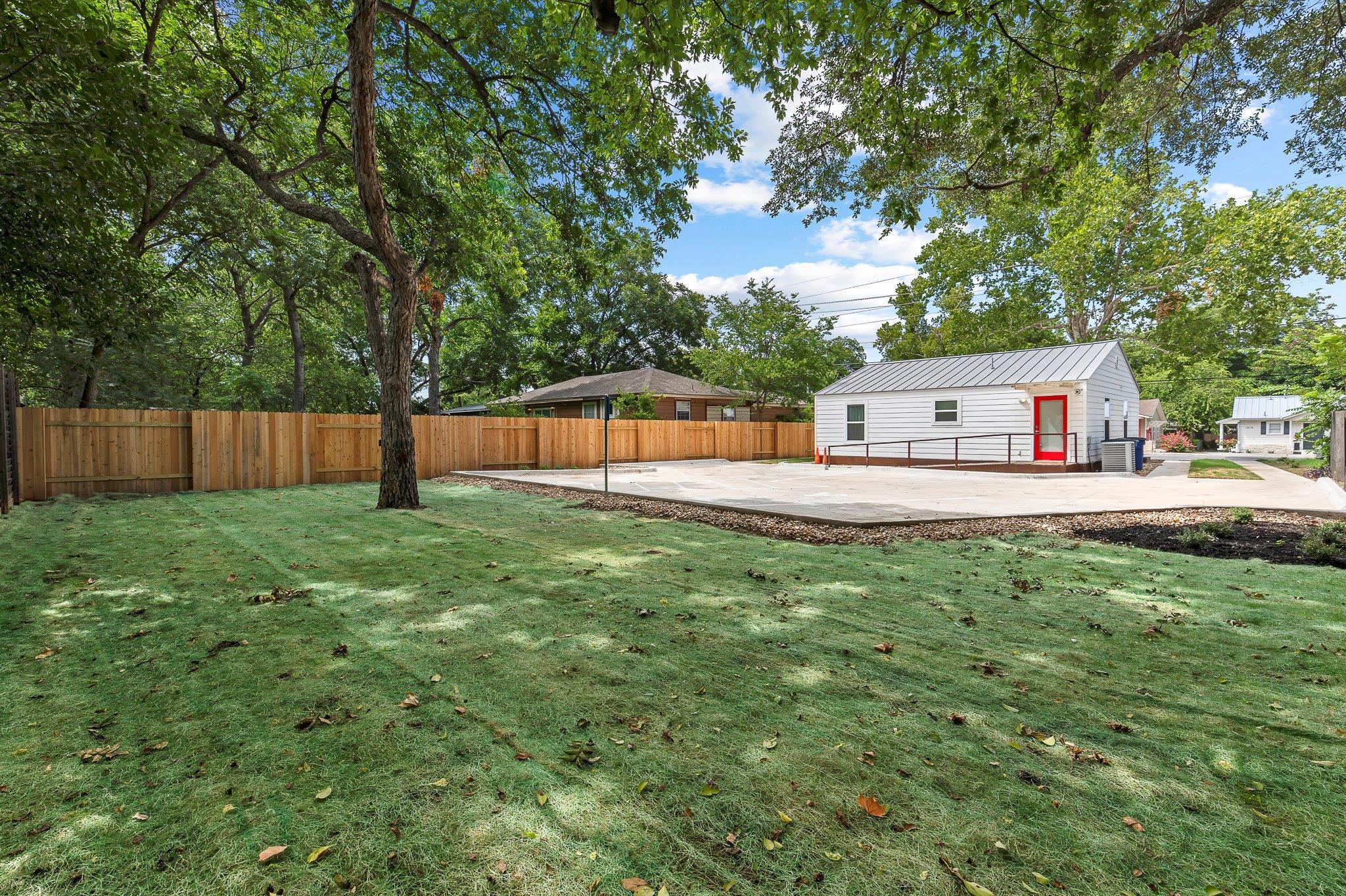 1512 W Koenig Lane LN