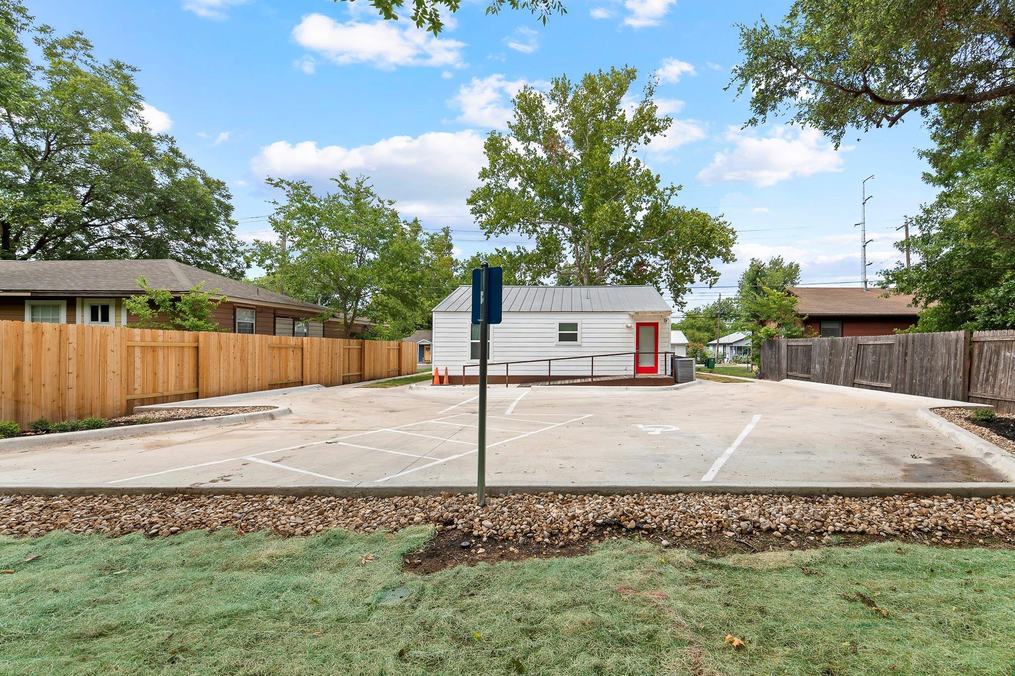 1512 W Koenig Lane LN