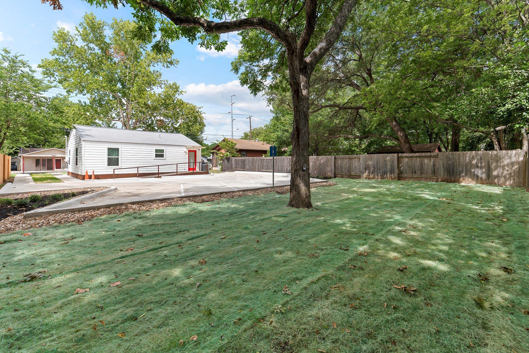 1512 W Koenig Lane LN