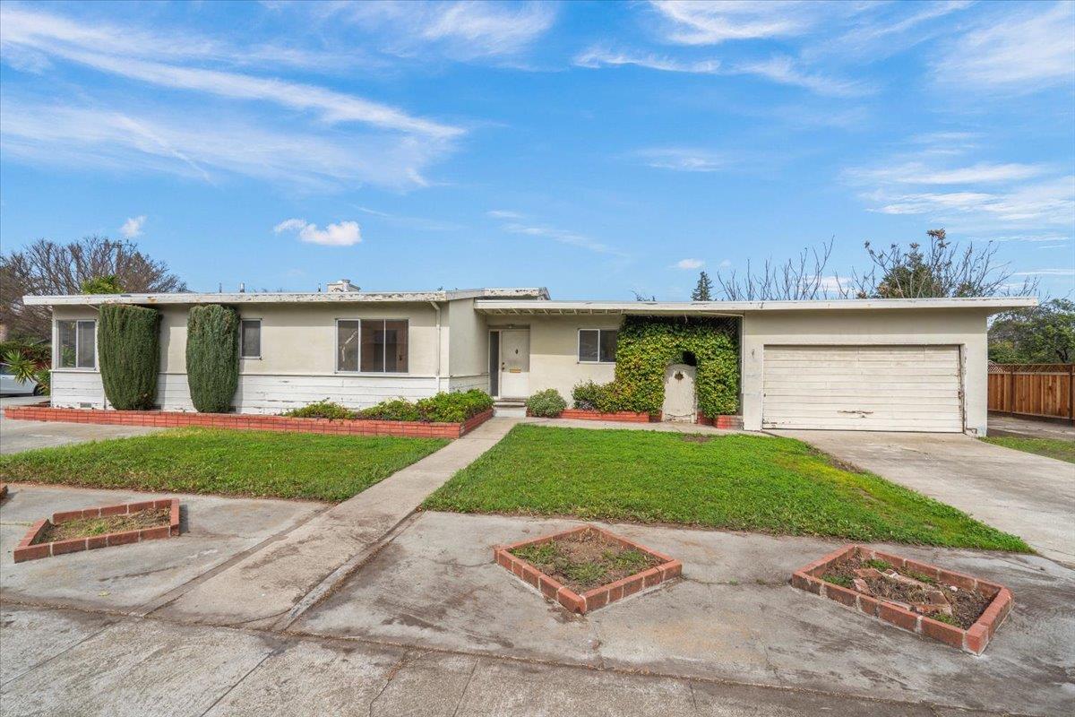 15201 Carlton Avenue