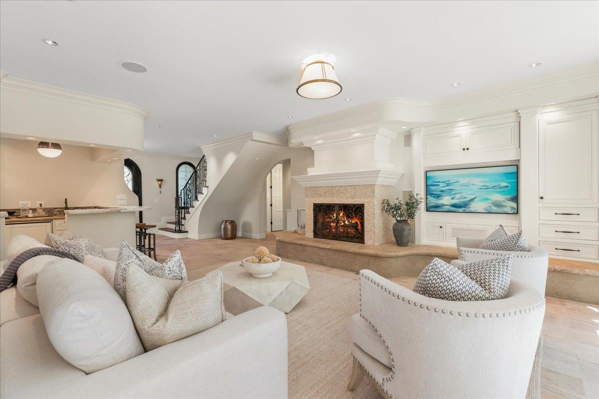 73 Mariposa AVE