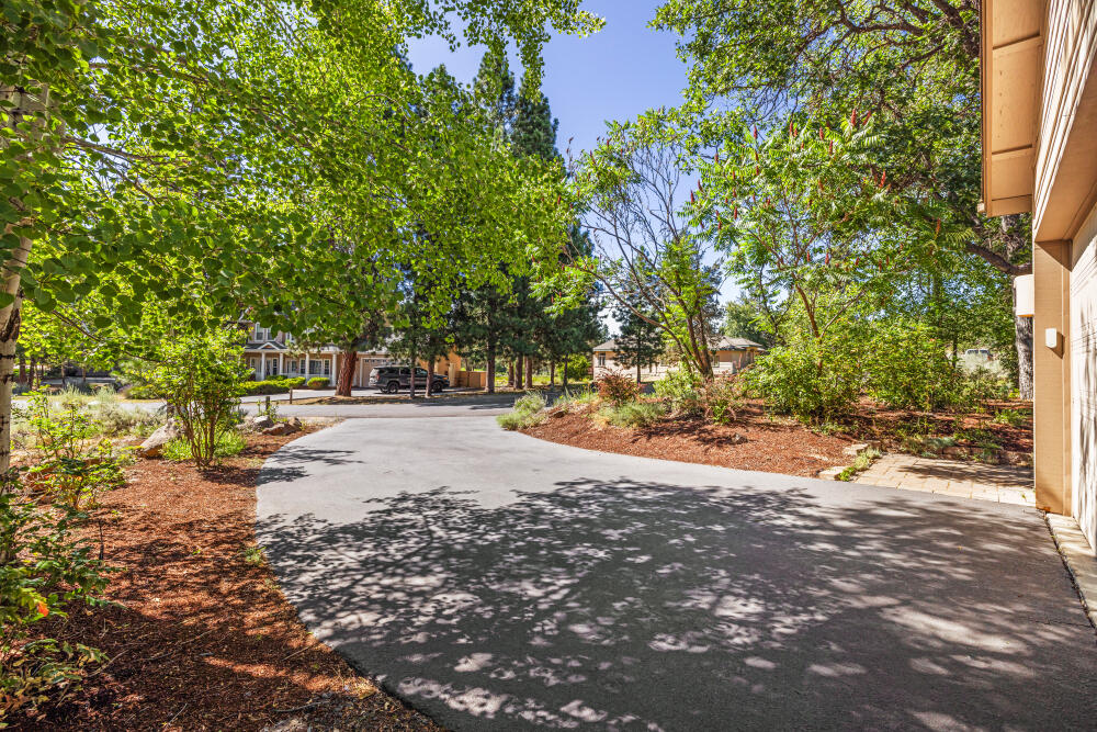 9507 Kestrel Road
