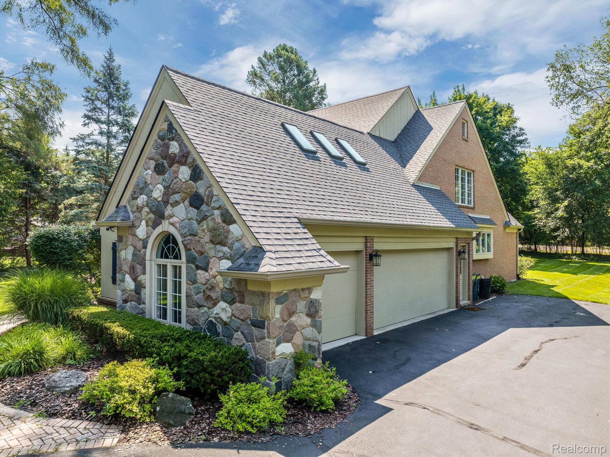 2833 Arlund Way