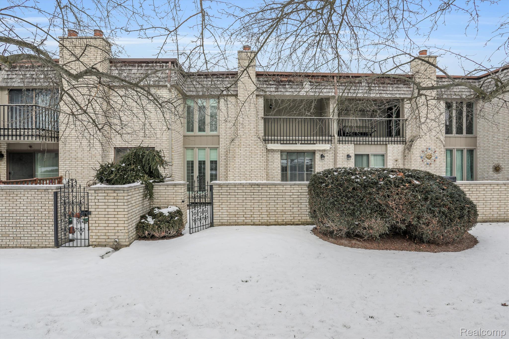 1215 Oakwood Court
