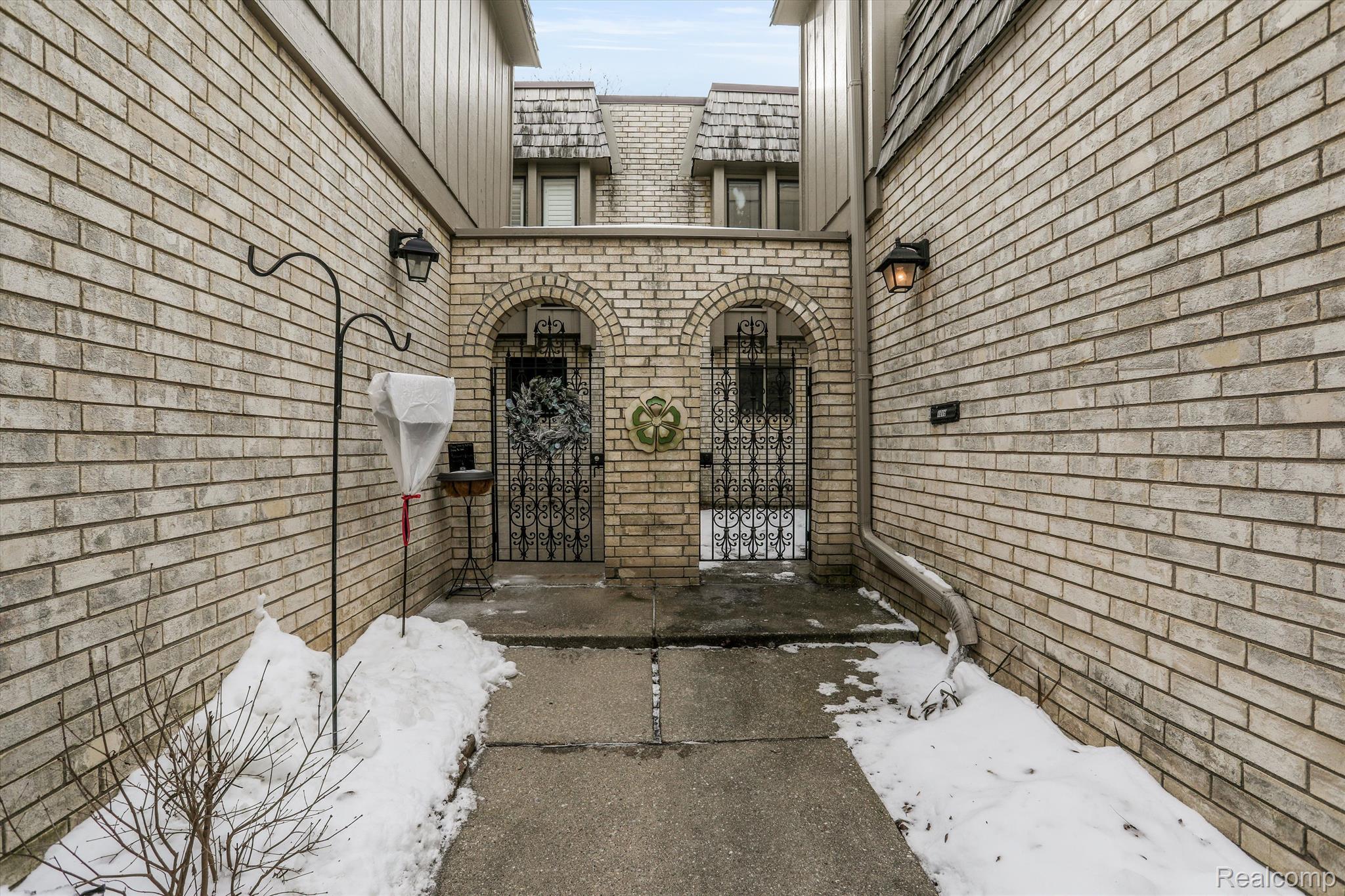 1215 Oakwood Court