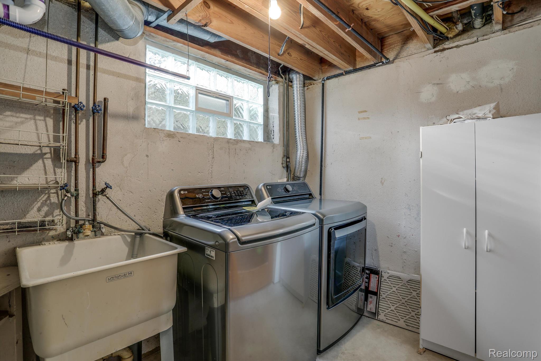 1215 Oakwood Court