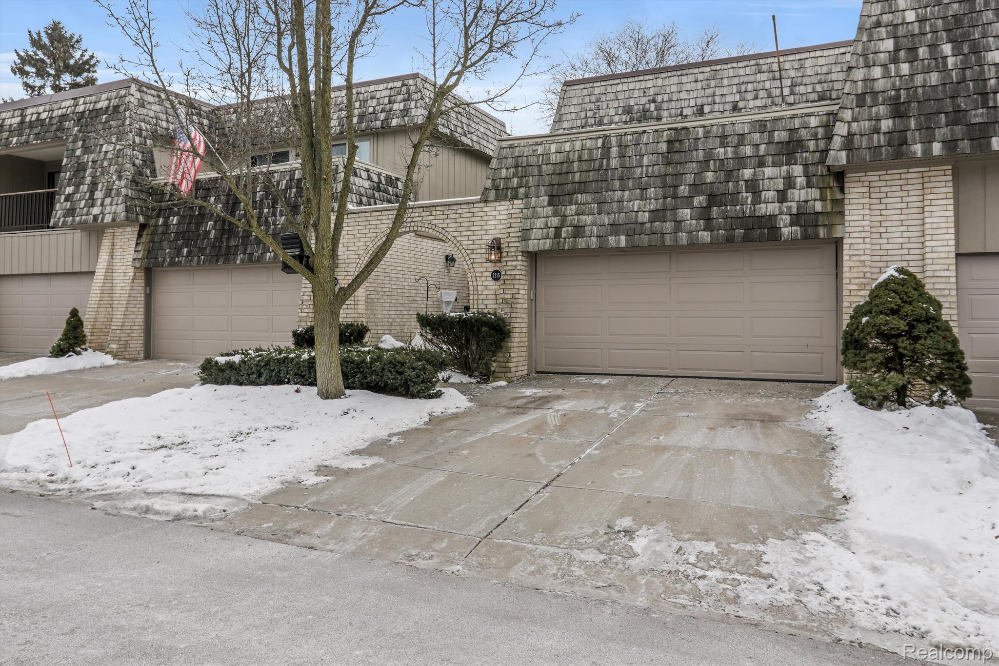 1215 Oakwood Court