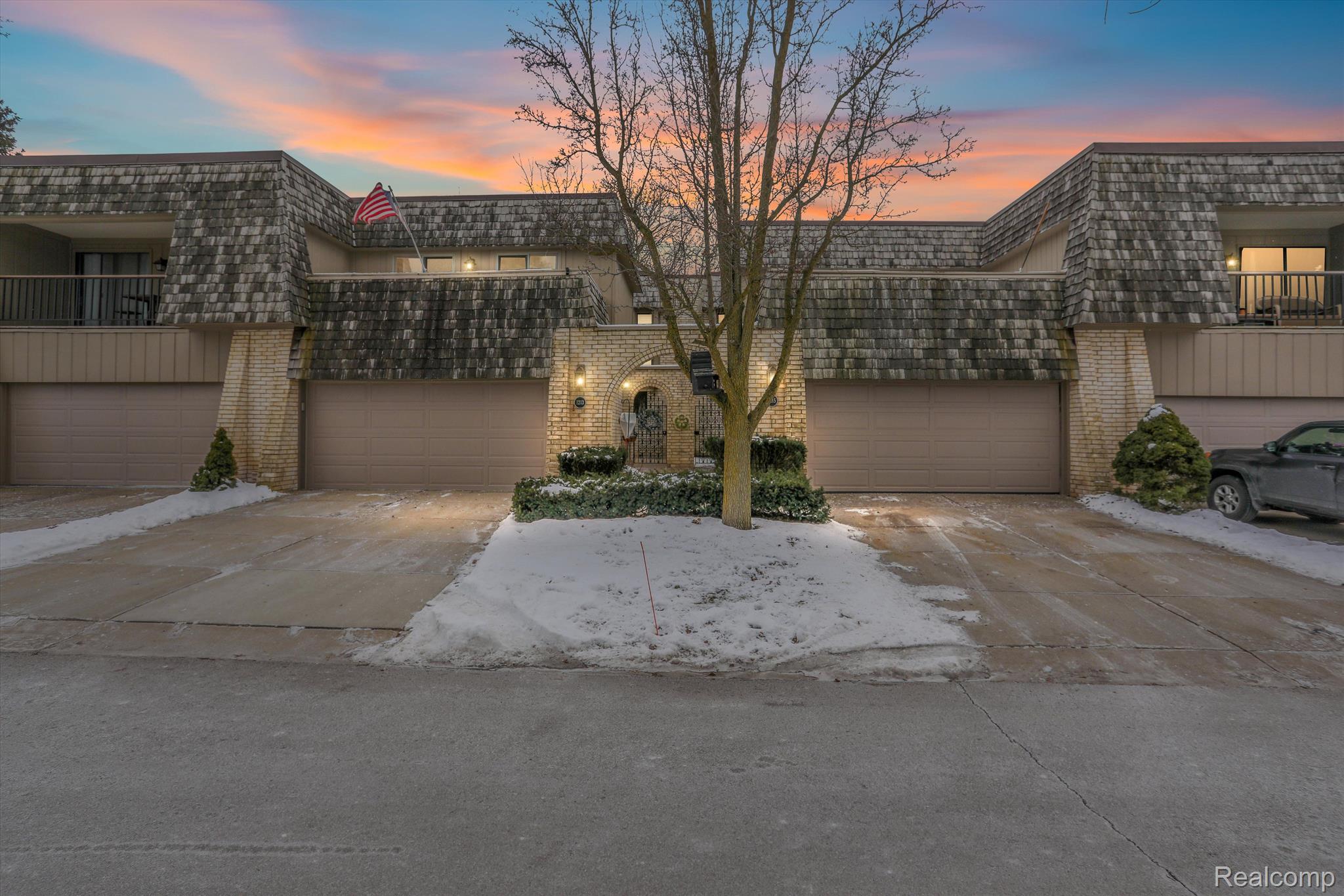 1215 Oakwood Court