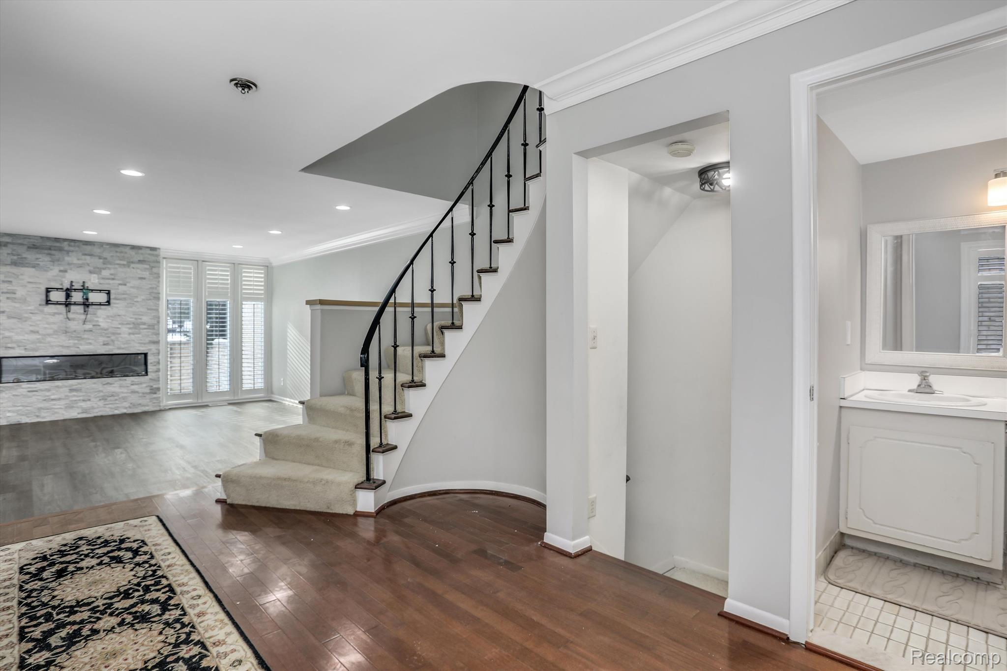 1215 Oakwood Court