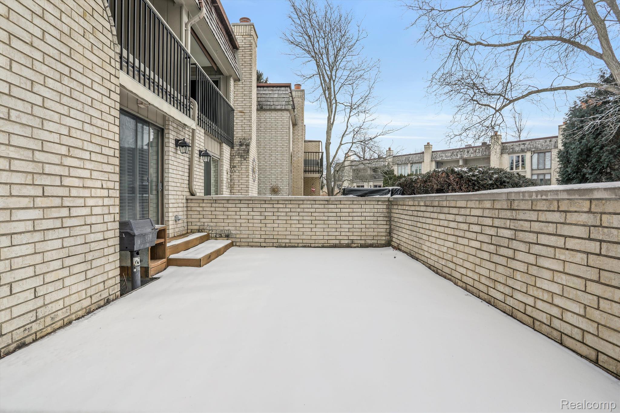 1215 Oakwood Court