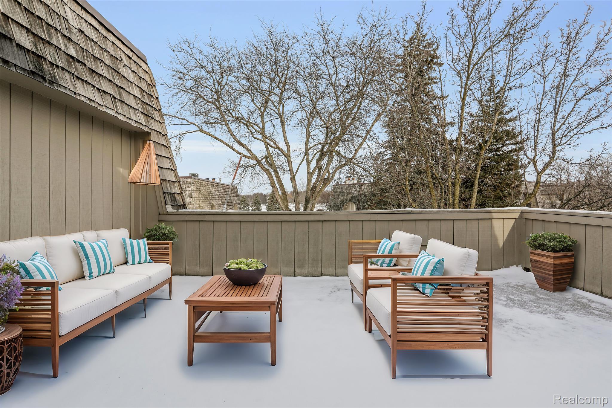 1215 Oakwood Court