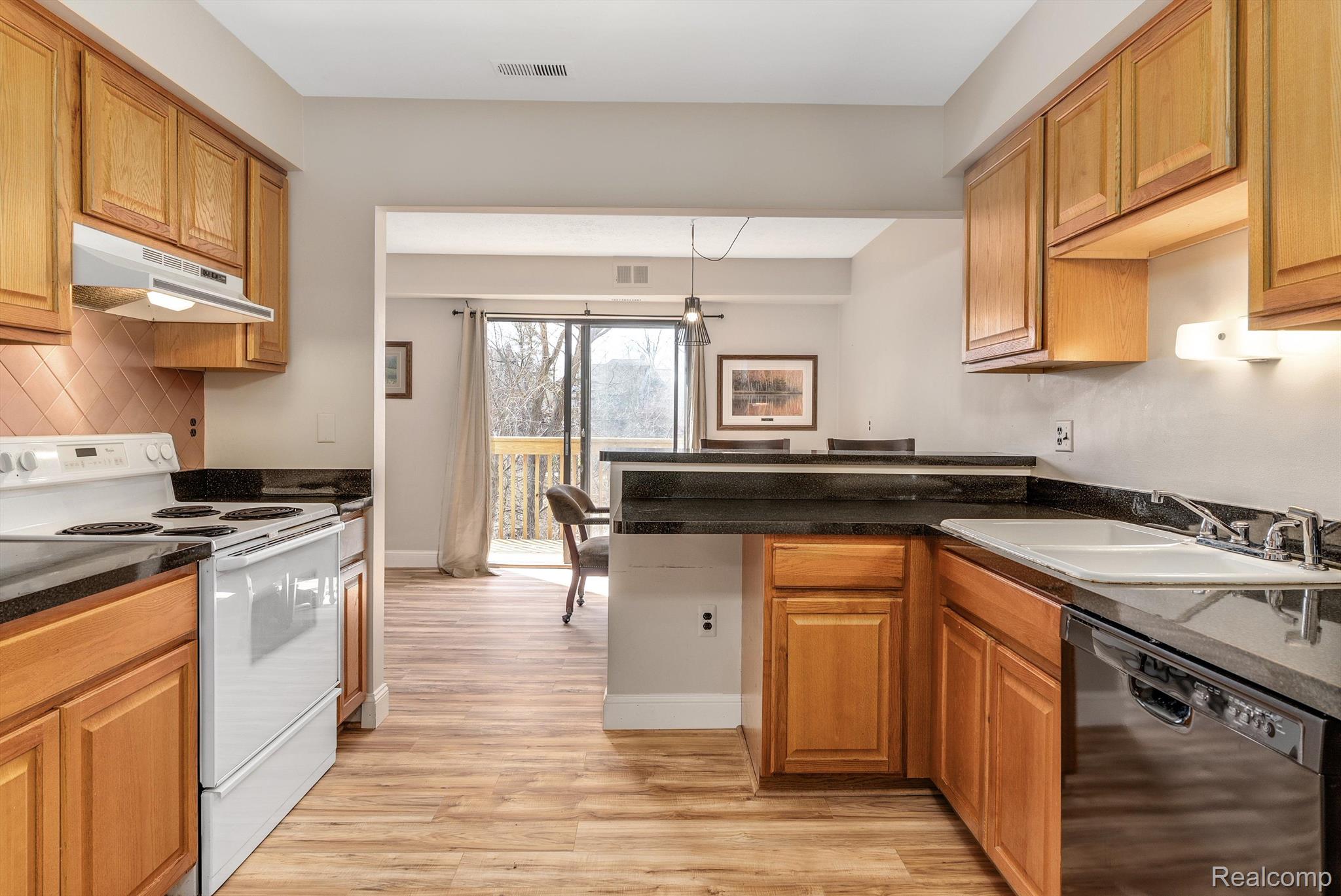 1693 Riverside Drive 5