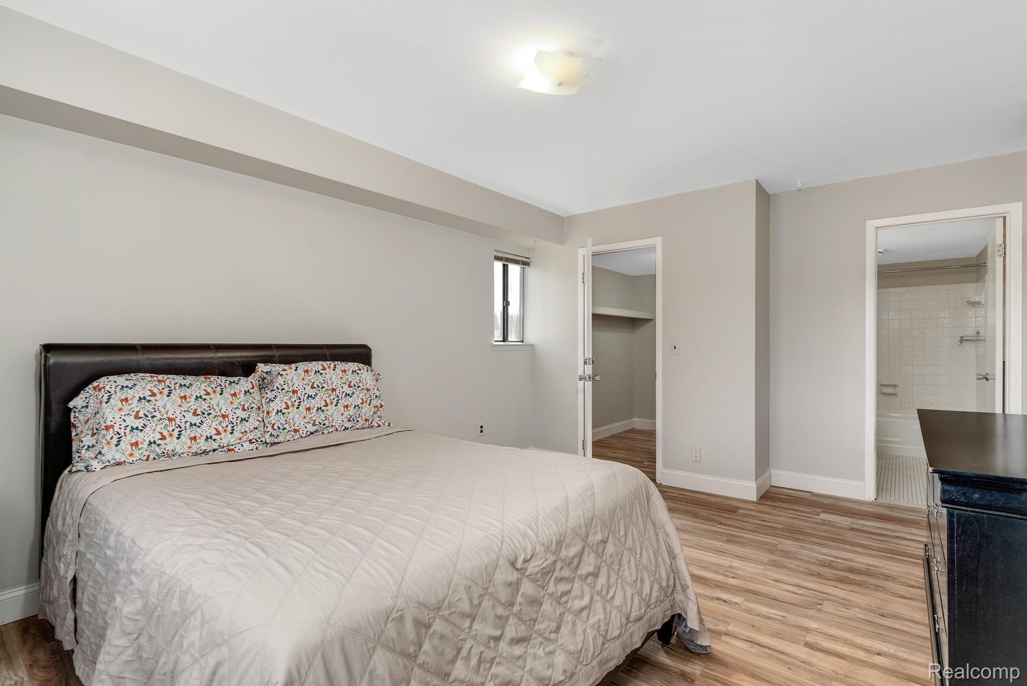 1693 Riverside Drive 5