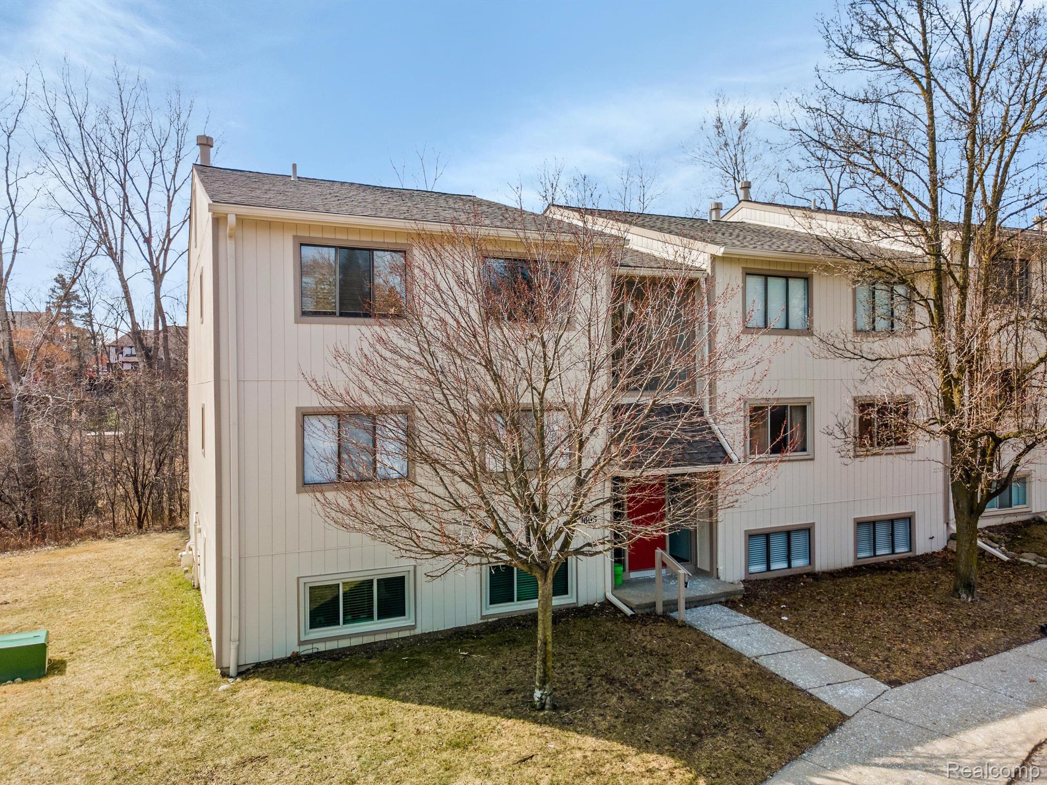 1693 Riverside Drive 5