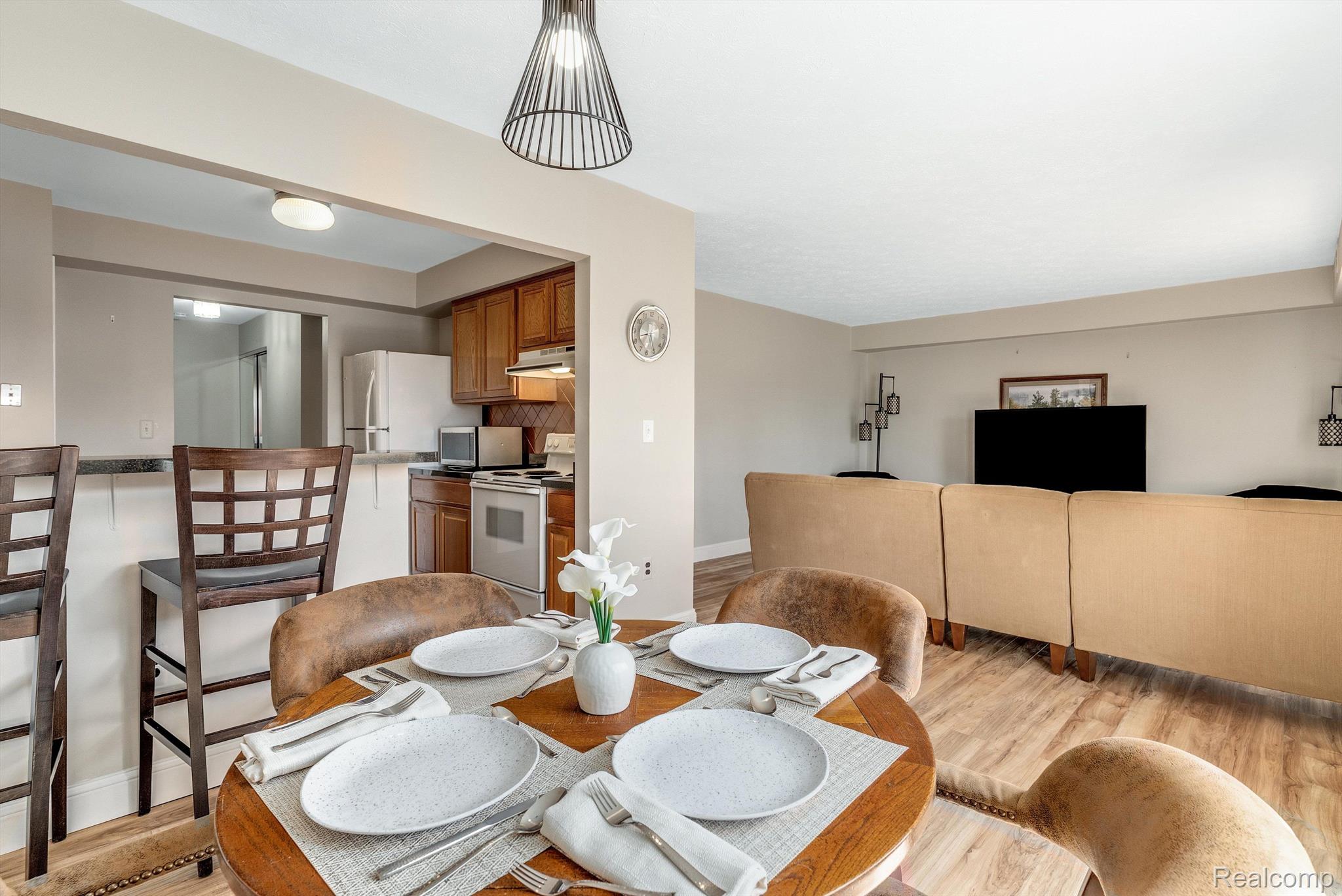 1693 Riverside Drive 5