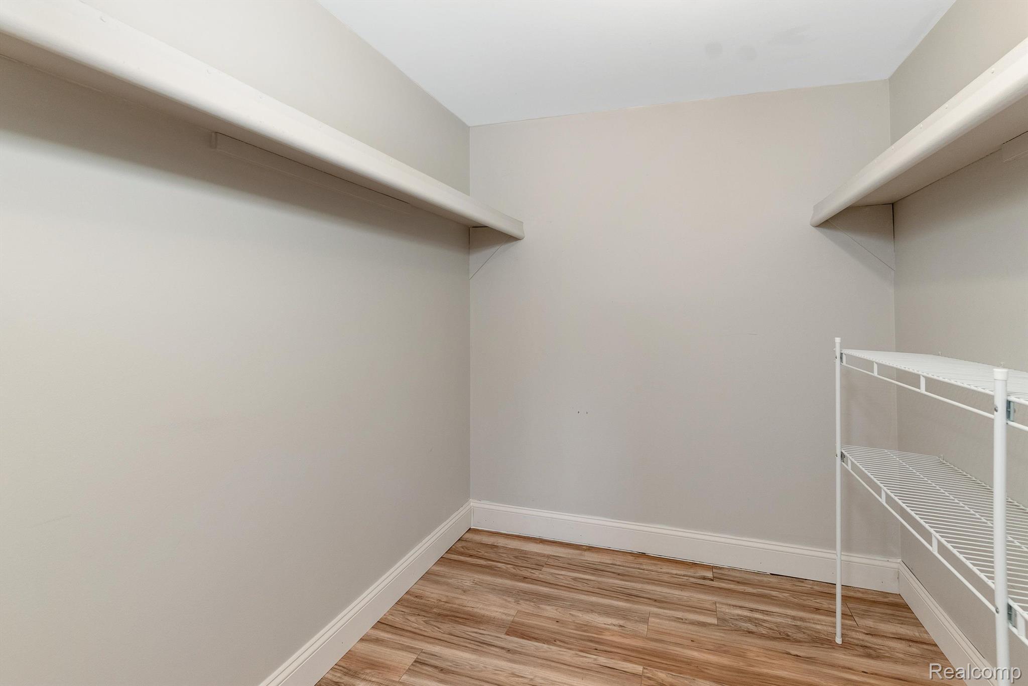 1693 Riverside Drive 5