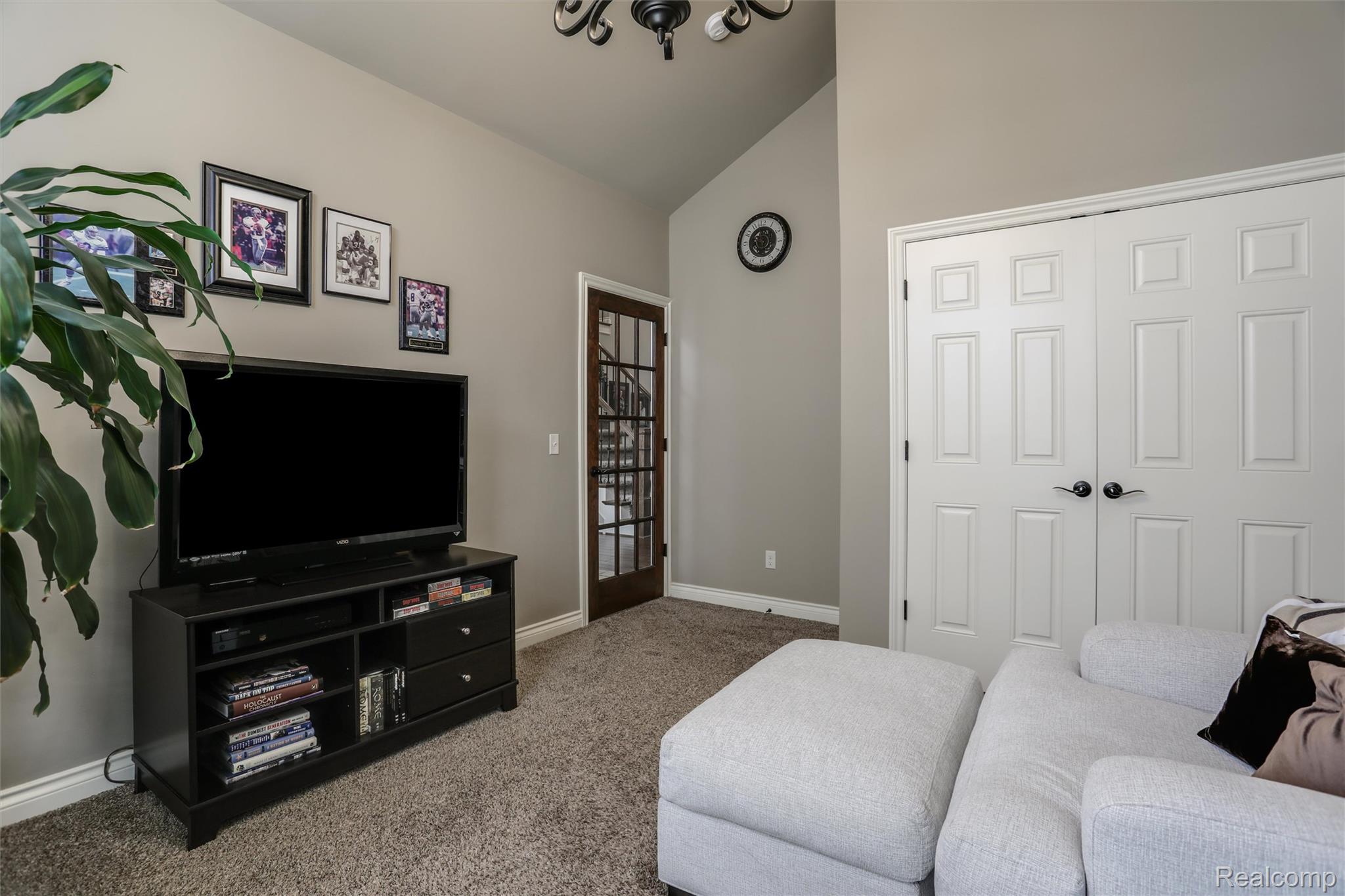 2807 Kentwood Drive