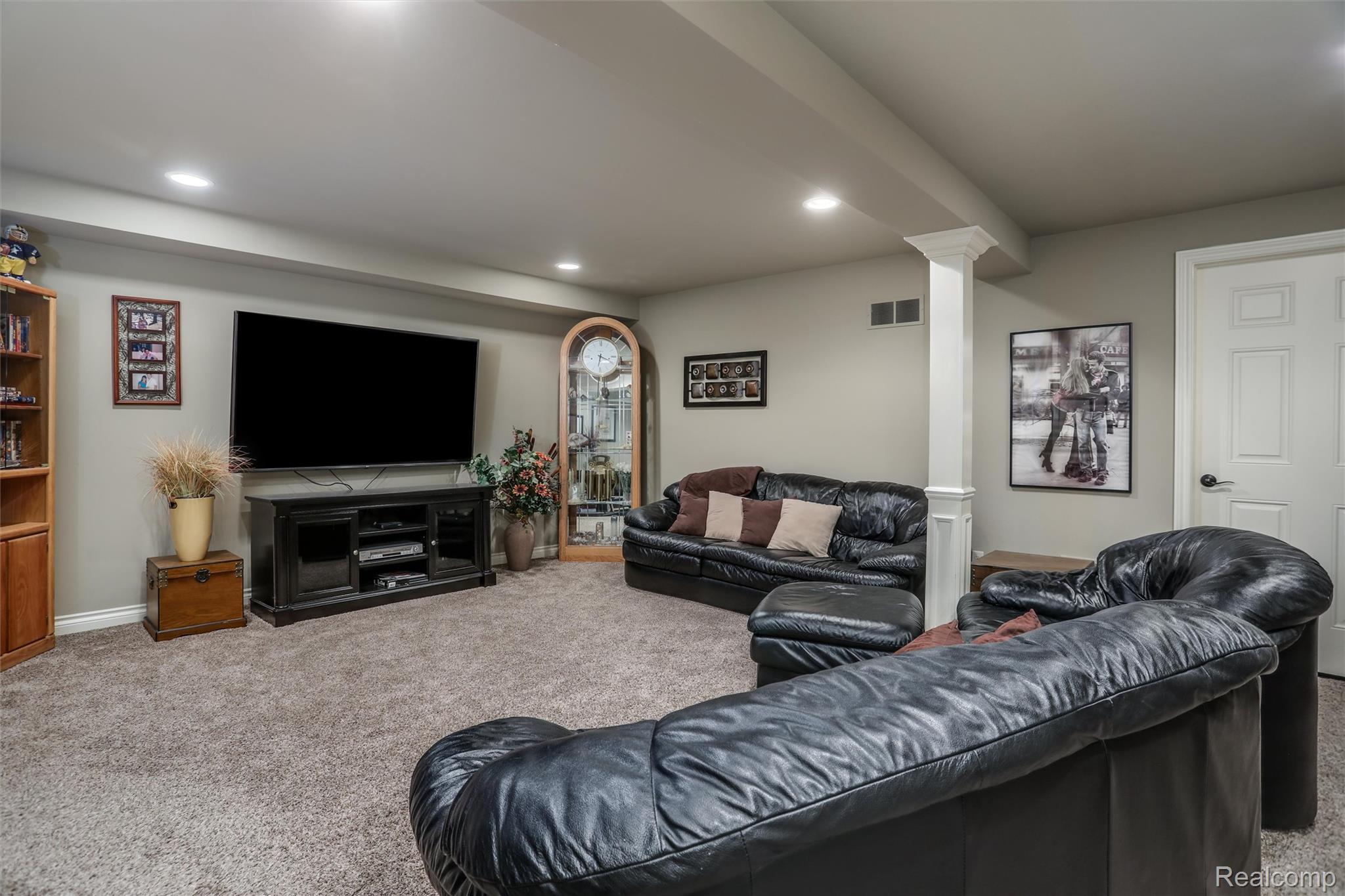 2807 Kentwood Drive